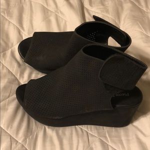 Black wedges